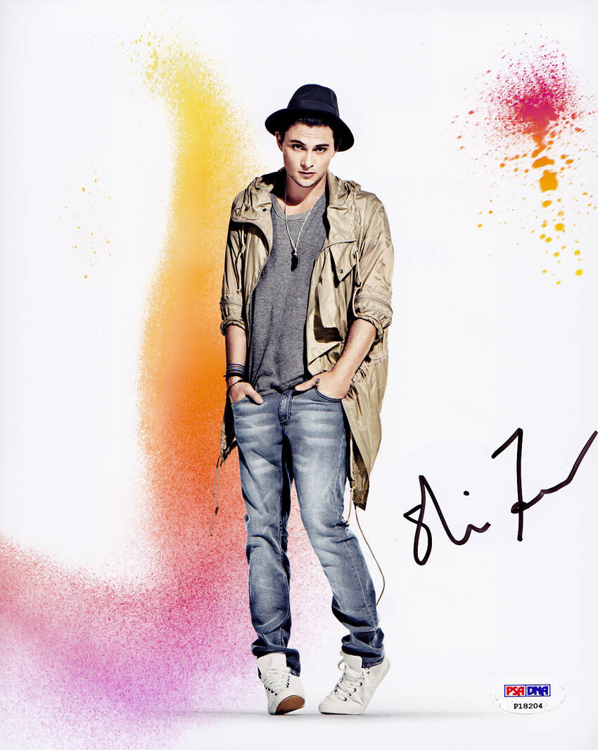 Shiloh Fernandez SIGNED 8x10 Photo Poster painting Gypsy Red Riding Hood PSA/DNA AUTOGRAPHED