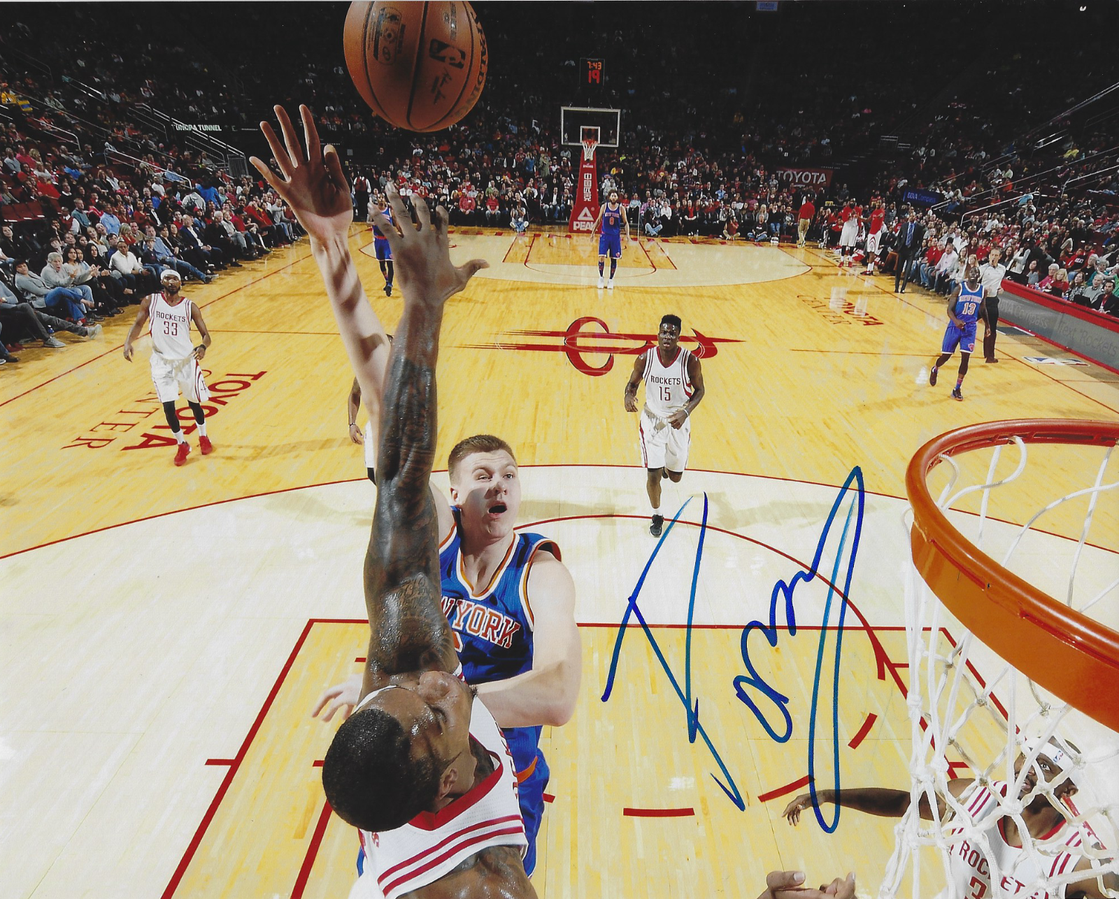 Signed 8x10 KRISTAPS PORZINGIS New York Knicks Photo Poster painting - COA