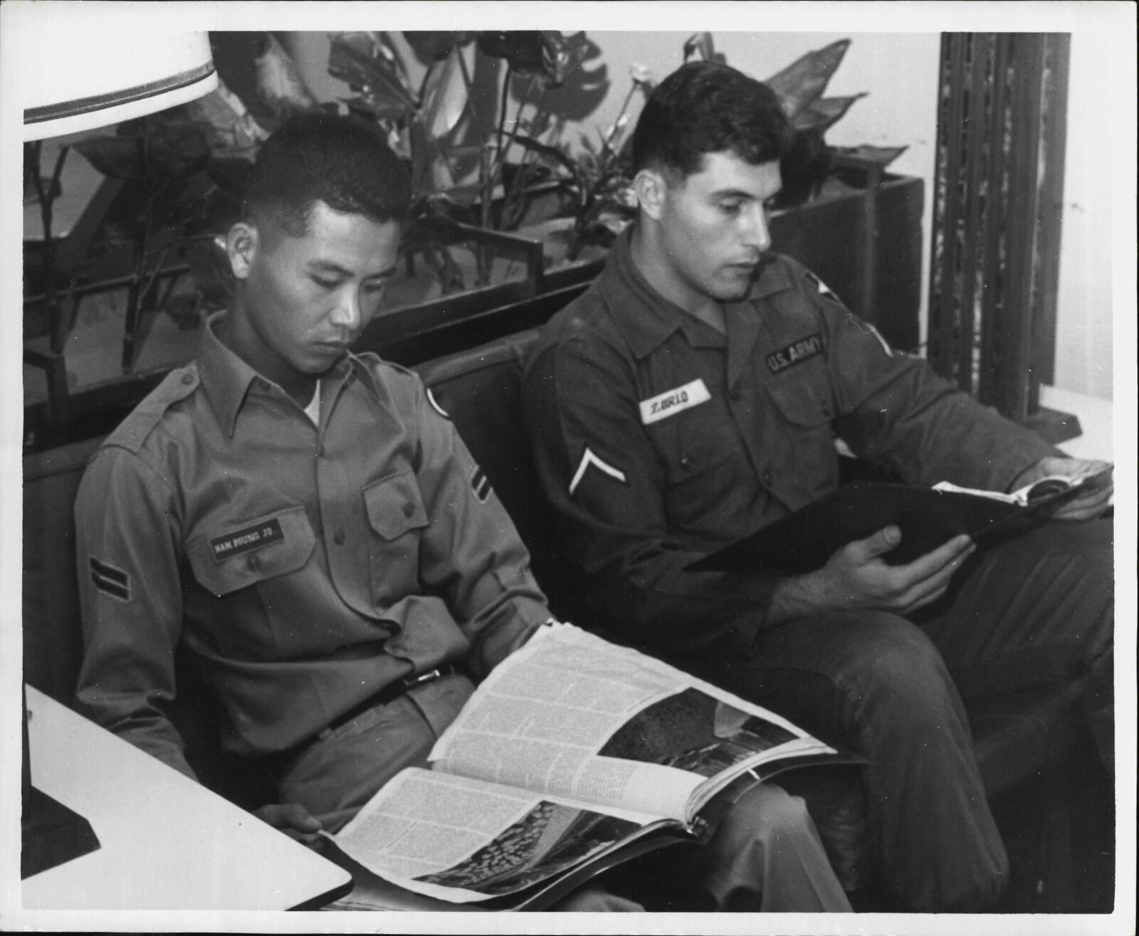 US Army and South Korean Soldiers in Library 1966 Press Photo Poster painting