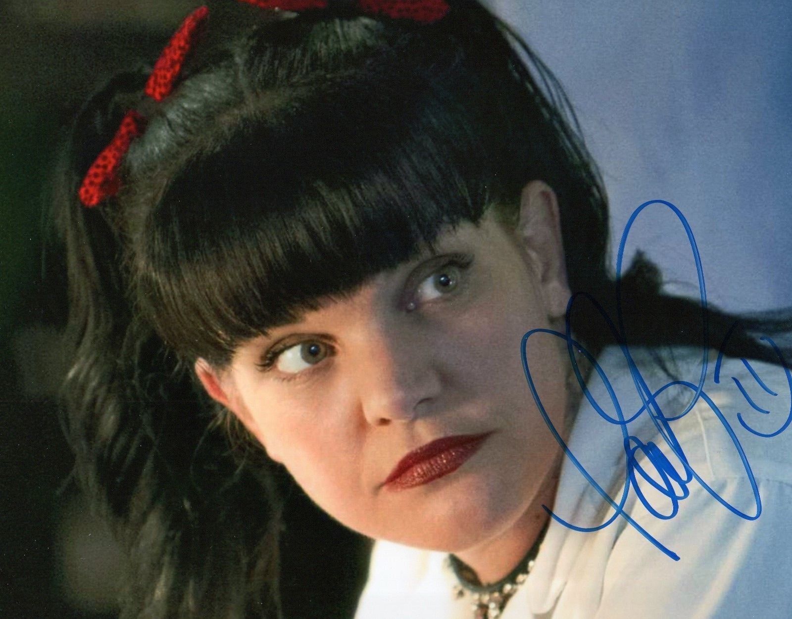 PAULEY PERRETTE AUTOGRAPHED SIGNED A4 PP POSTER Photo Poster painting PRINT 15