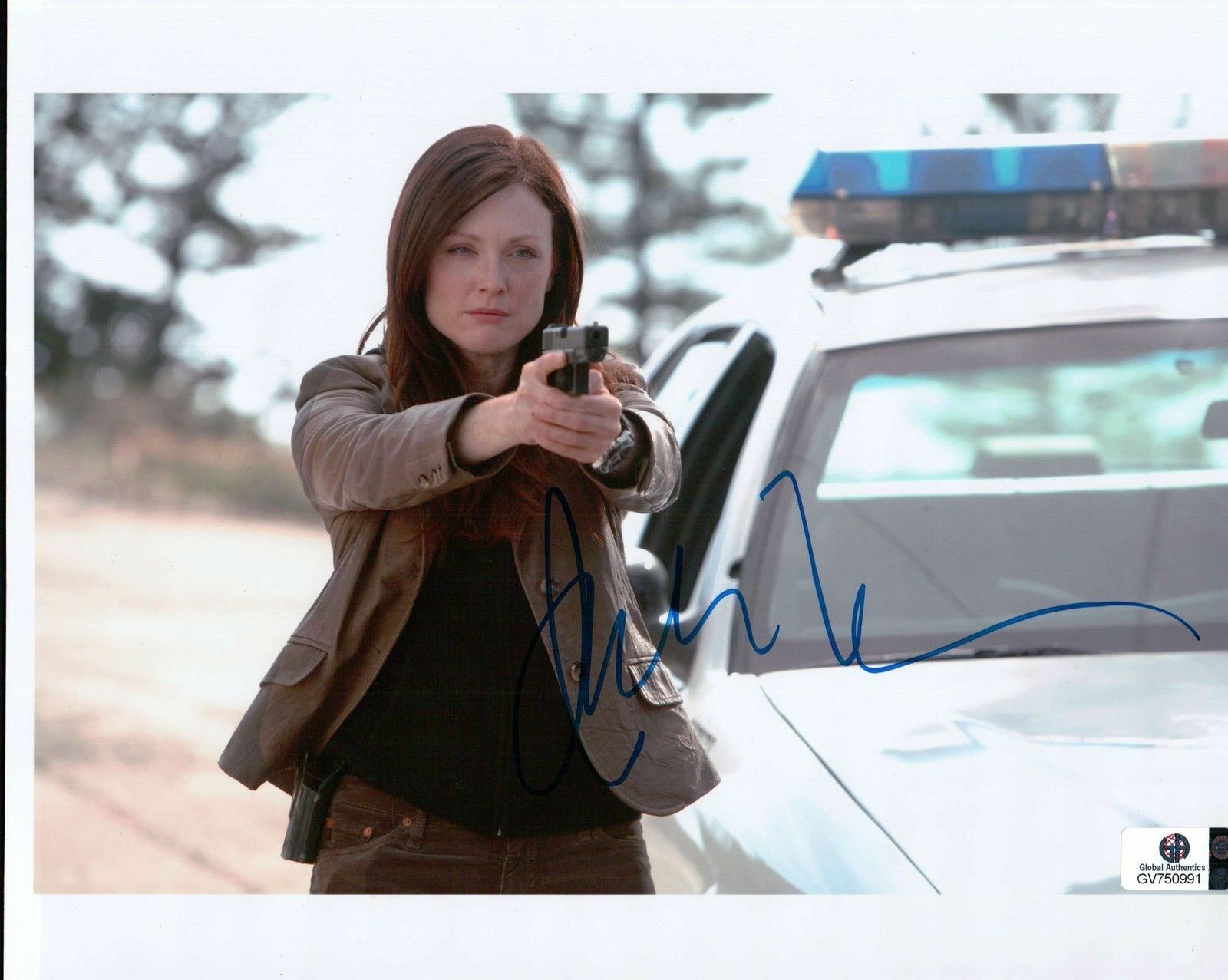 Julianne Moore Hand Signed Autograph 8x10 Photo Poster painting Sexy Pointing Gun GA 750991