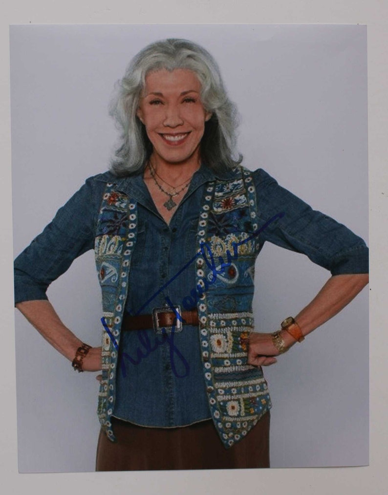 Lily Tomlin Signed Autographed 8x10 Photo Poster painting - COA Matching Holograms