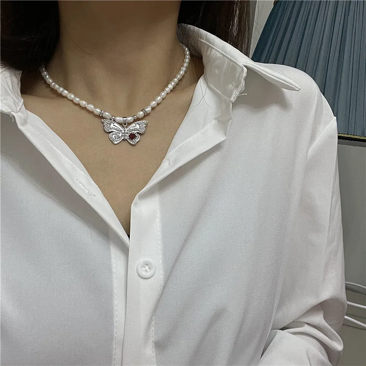 Butterfly-shaped freshwater pearl pendant necklace in metal
