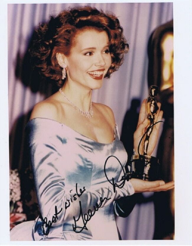 GEENA DAVIS, ACTRESS CLUTCHING HER OSCAR SIGNED 8X10 Photo Poster painting WITH COA