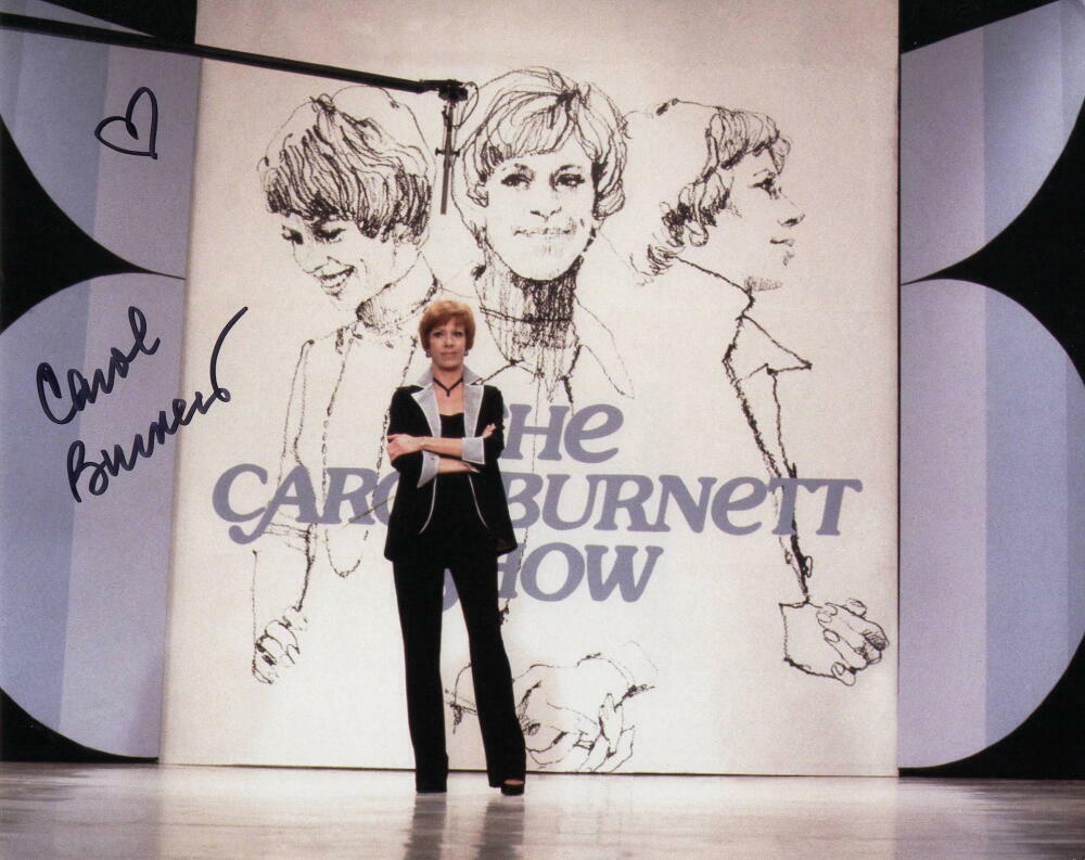 CAROL BURNETT SIGNED AUTOGRAPH 8X10 Photo Poster painting - SHOW, RARE IMAGE ON STAGE, LEGEND