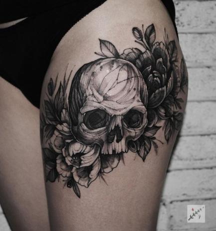 Sexy Skull on Hip  Peter van der Helm  Creative