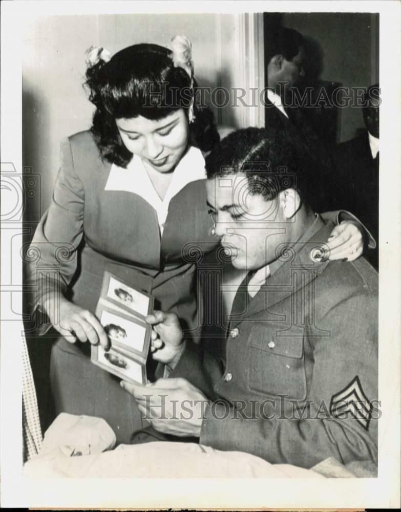 Press Photo Poster painting Boxing champ Joe Louis and wife look at Photo Poster paintings in New York.