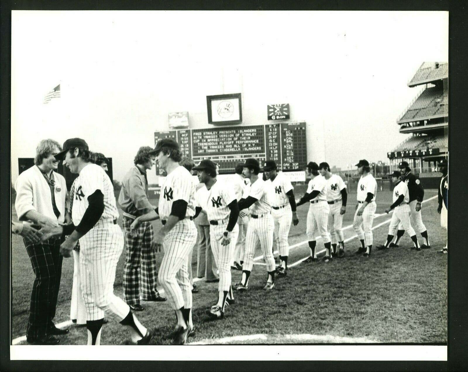 Islanders thanked by Yankees Lyle Nettles Shea Stadium 1975 Press Original Photo Poster painting