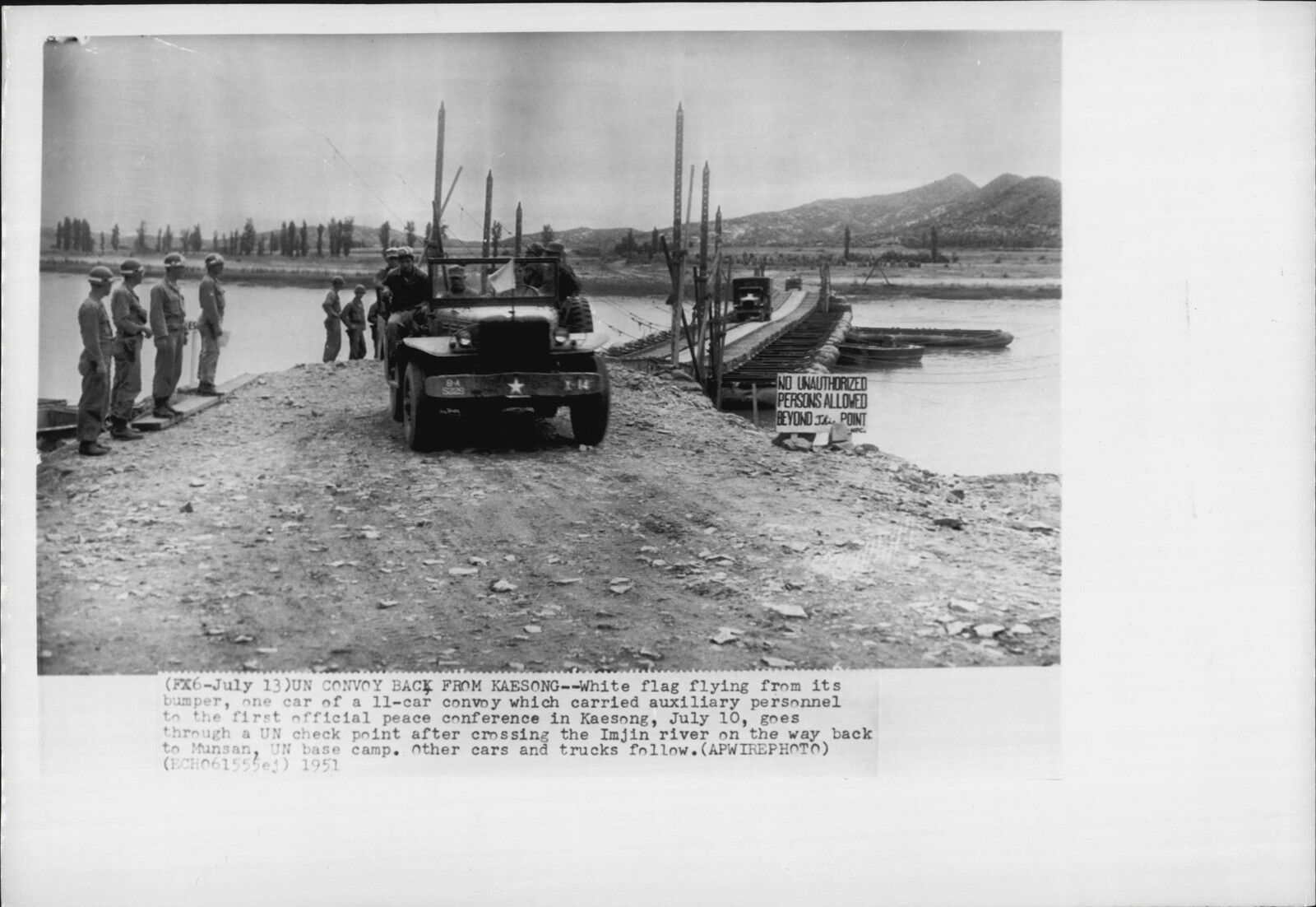 Jeep Crosses Pontoon Bridge Over Imjin River 1951 Korea War Press Photo Poster painting