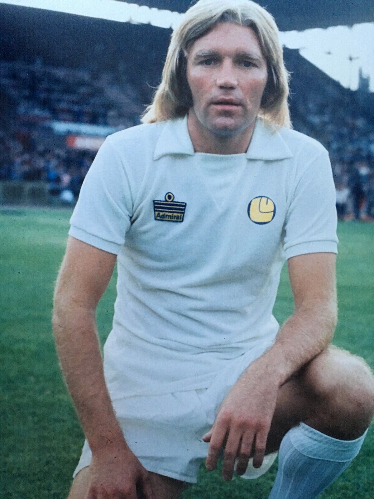 TONY CURRIE - FORMER LEEDS UNITED FOOTBALLER - EXCELLENT UNSIGNED Photo Poster paintingGRAPH