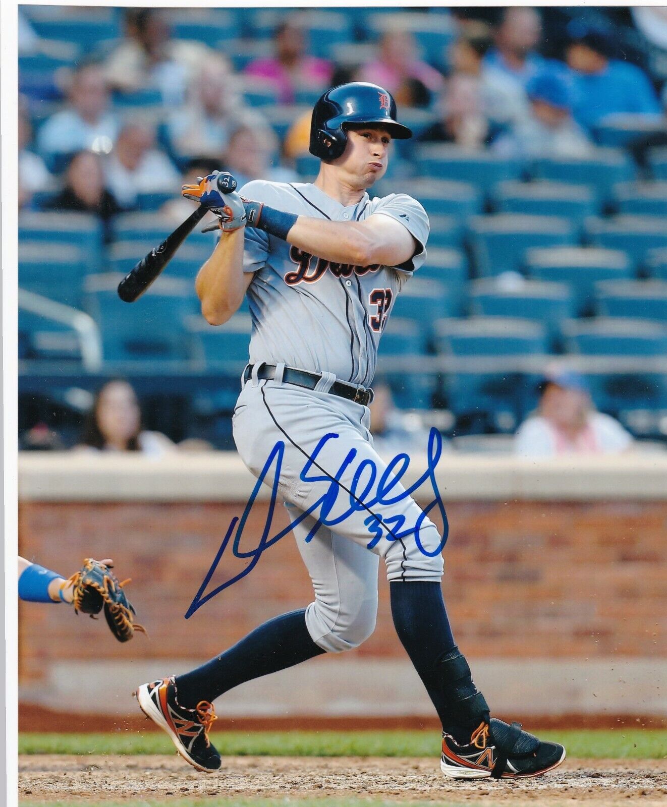 DON KELLY DETROIT TIGERS ACTION SIGNED 8x10