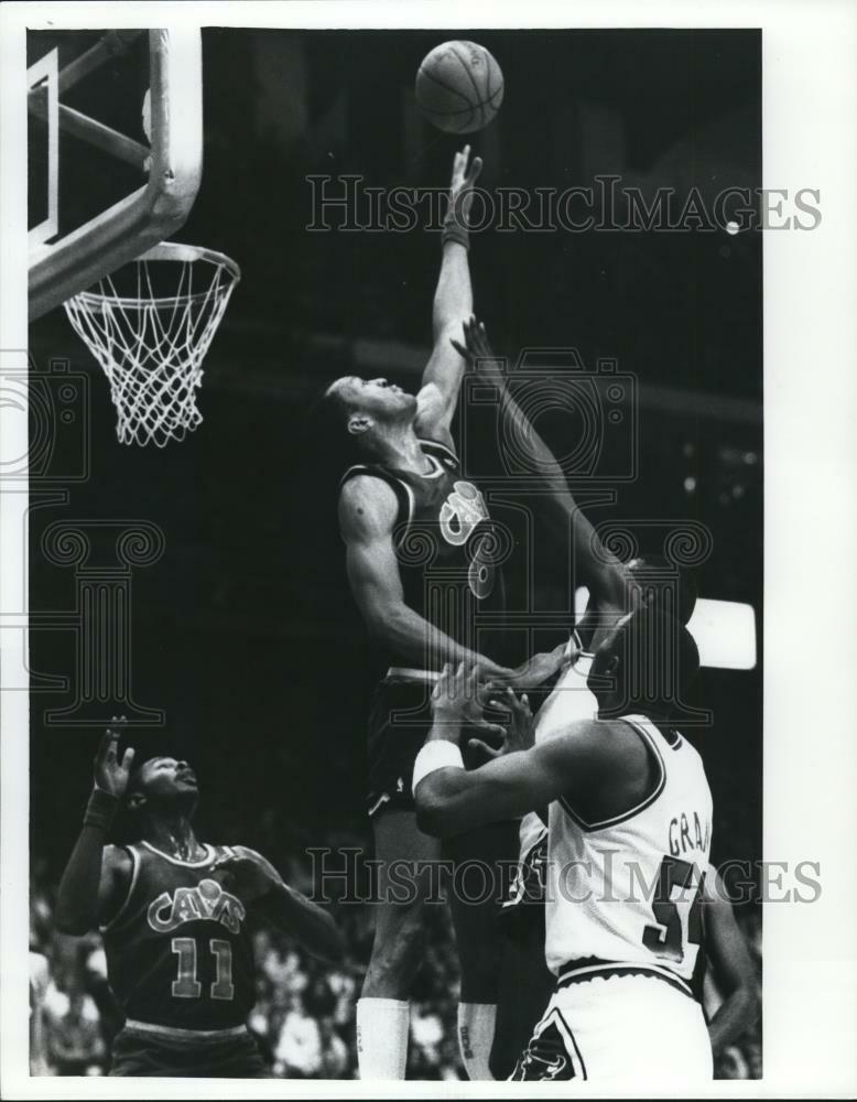 Press Photo Poster painting Cavaliers Larry Nance ,Mike Sanders vs Bulls Horace Grant