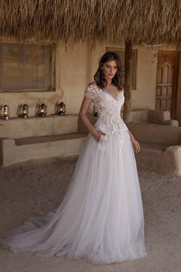 Elegant Off-the-Shoulder Tulle A-Line Sweetheart Wedding Dress Appliques Lace With Pockets | Ballbellas Ballbellas
