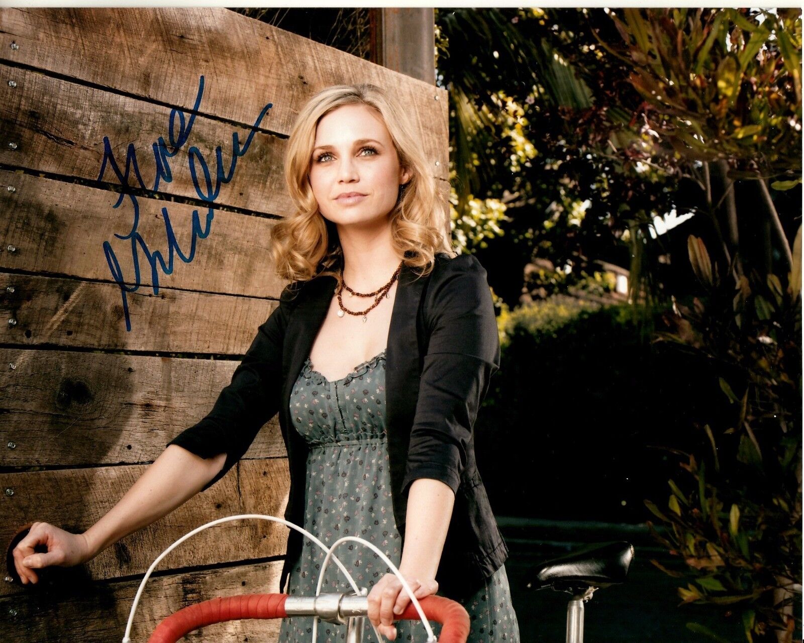 FIONA GUBELMANN hand-signed BEAUTIFUL OUTDOOR CLOSEUP 8x10 uacc rd coa WILFRED