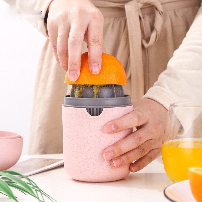 Cute manual juicer cup