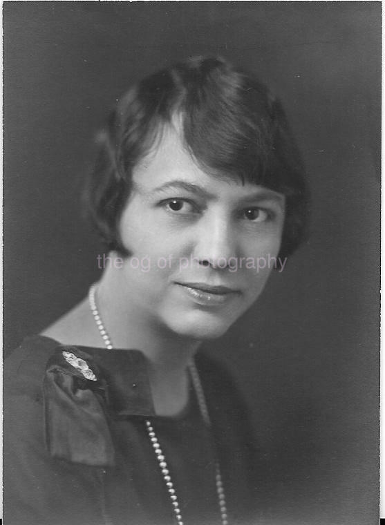 PORTRAIT OF A WOMAN Vintage FOUND Photo Poster paintingGRAPH bwJD 012 1 H