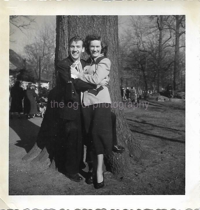 Vintage FOUND Photo Poster paintingGRAPH bw MID CENTURY COUPLE Original 1940′s Woman MAN 19 11 E