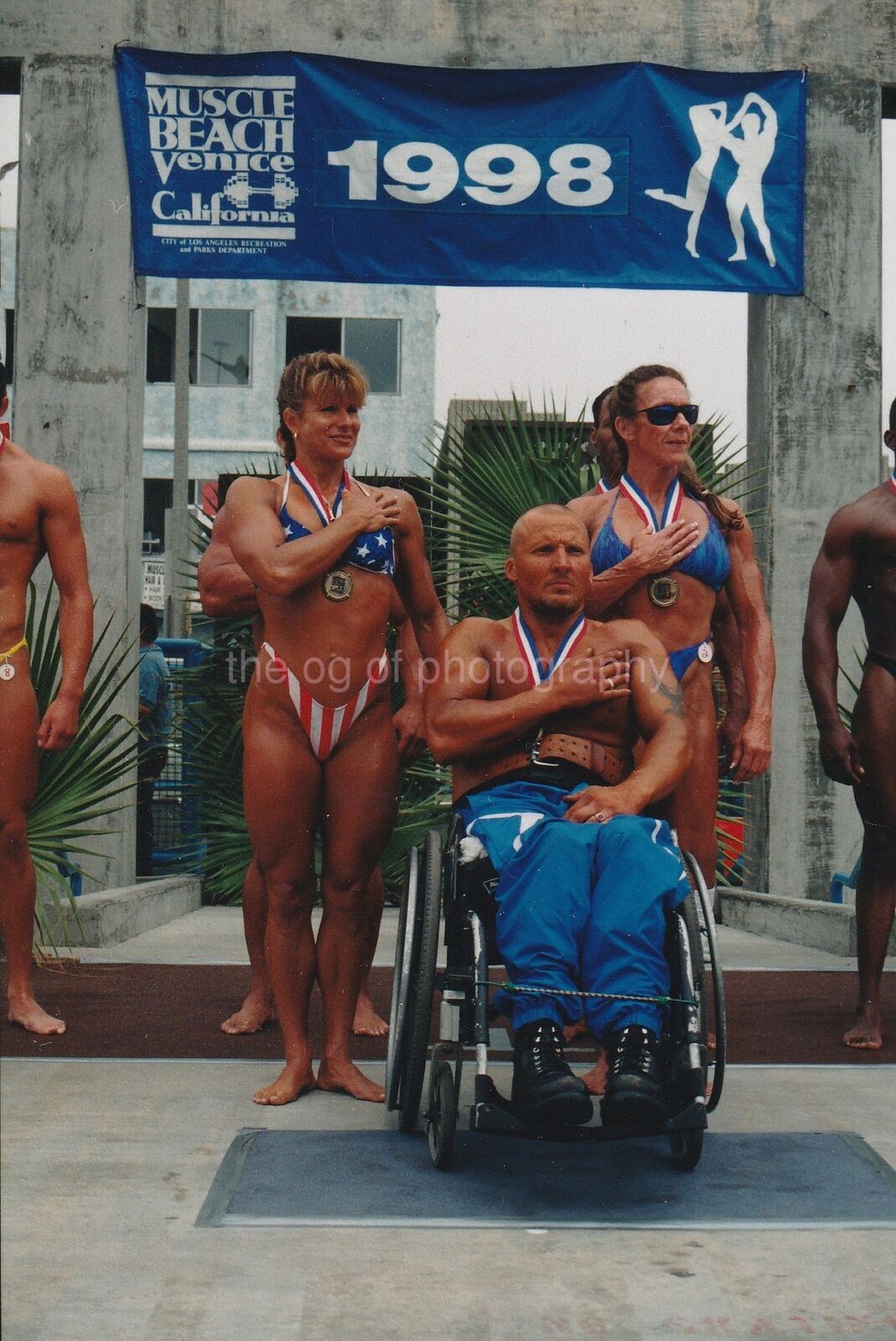 MUSCLE BEACH Bodybuilders VENICE CALIFORNIA Color FOUND Photo Poster paintingGRAPH 811 44 S