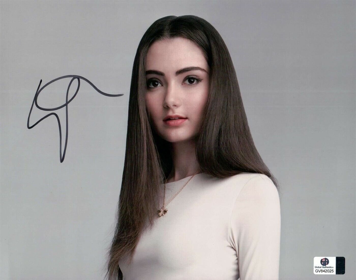 Emily Robinson Signed Autographed 8X10 Photo Poster painting Gorgeous Sexy Close-Up GV842025