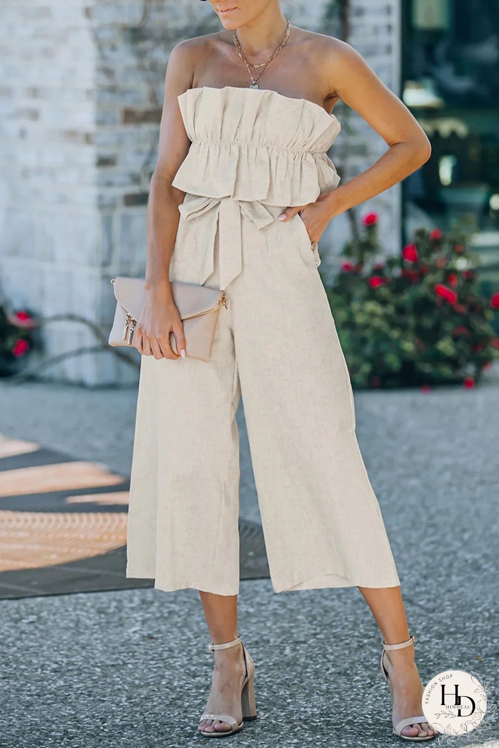 Mono con pernera ancha sin tirantes y volantes elegante beige