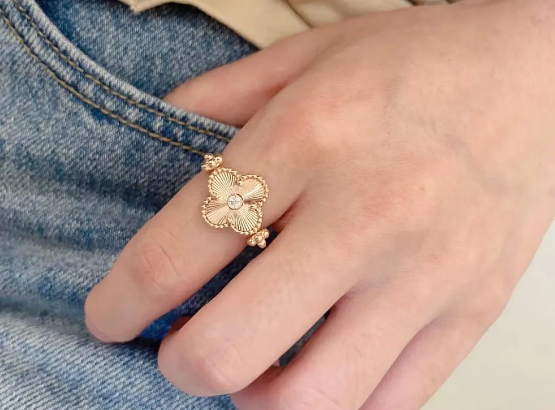 Flip Four Leaf Grass Ring