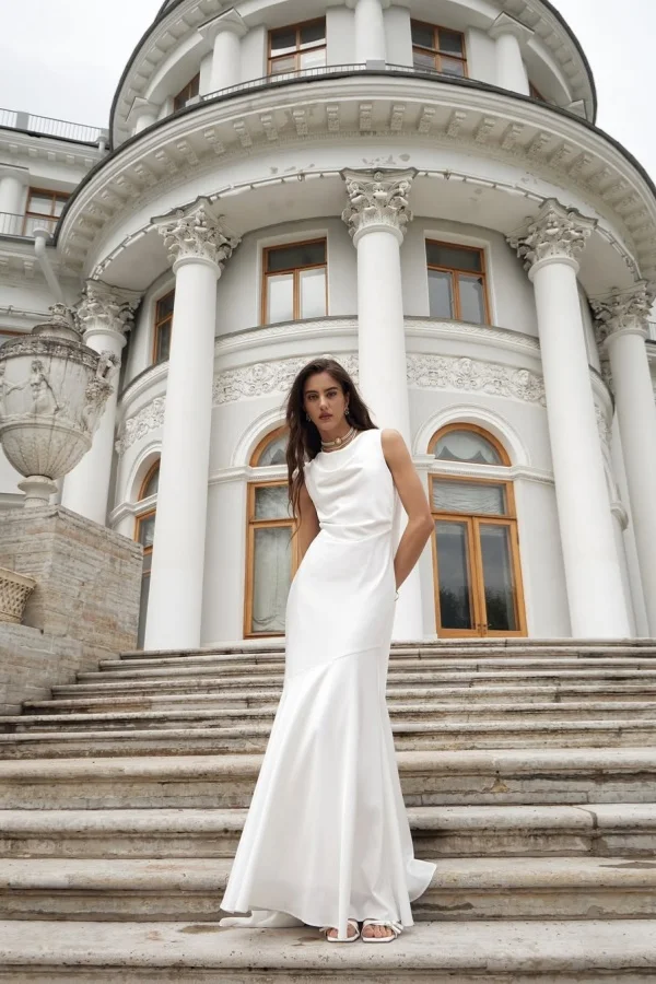 Elegant White Sleeveless Backless Mermaid Prom Dress With Train YK0092