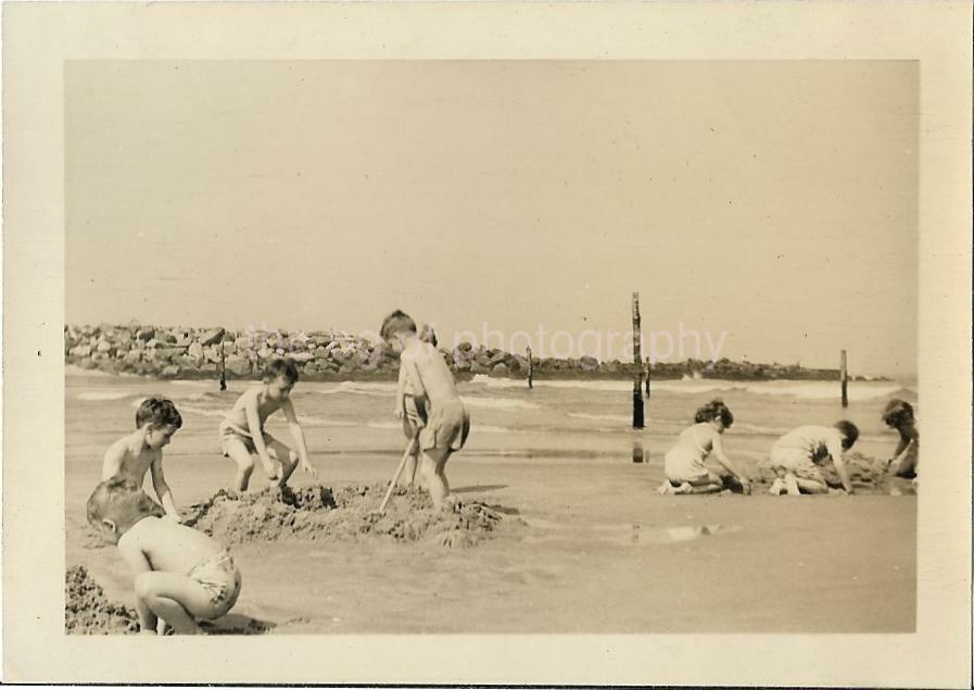 ALLENHURST NJ Vintage FOUND Photo Poster paintingGRAPH bw 1940′s ON THE BEACH Original 19 11 P