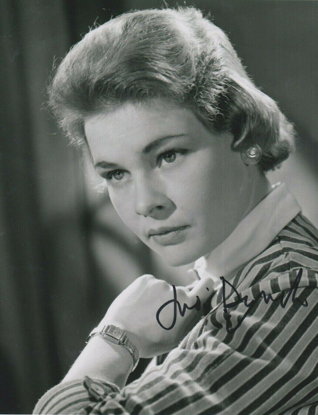 Judi Dench **HAND SIGNED** 10x8 Photo Poster painting ~ James Bond ~ AUTOGRAPHED