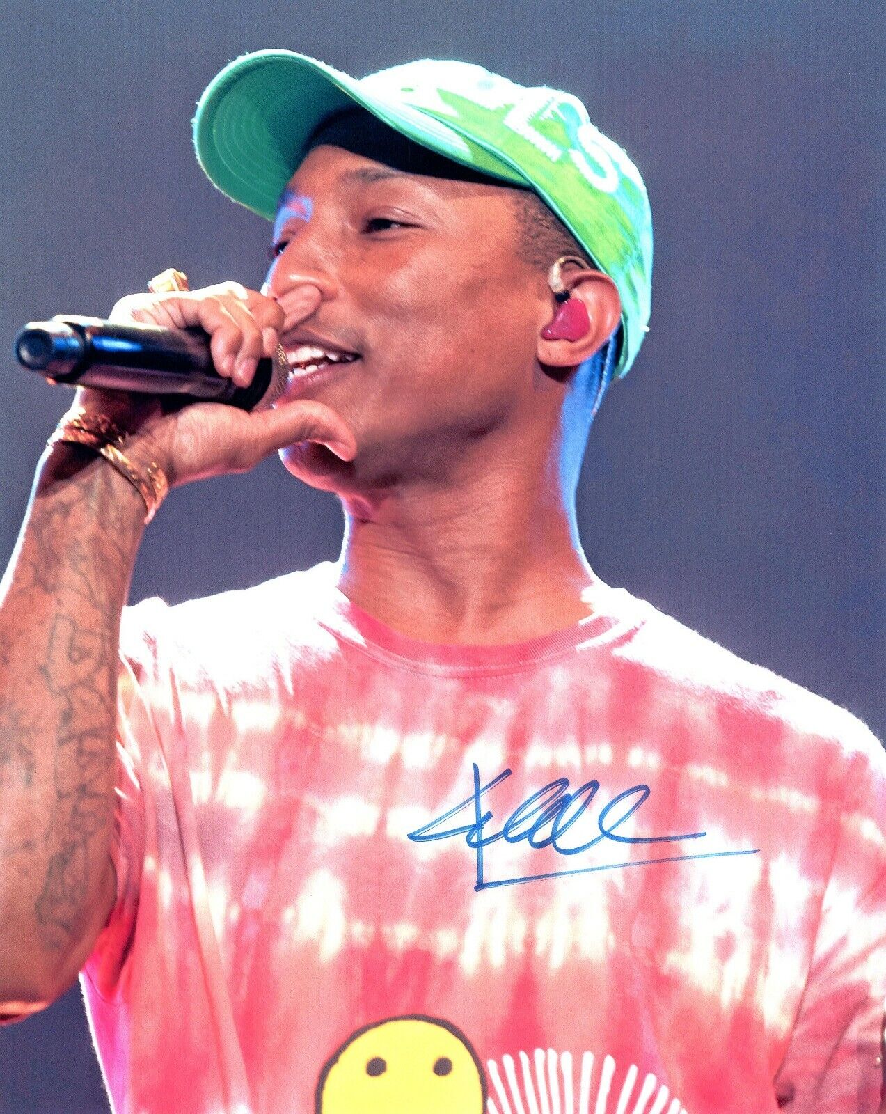 Signed Photo Poster painting of Pharrell Williams 10x8