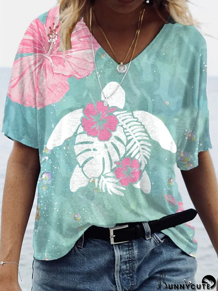 Women's Maui Lahaina hibiscus turtle print V-neck T-shirt