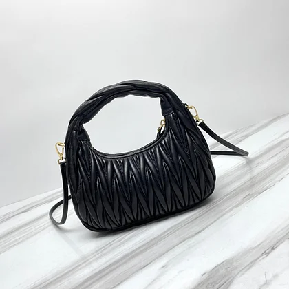 46  miumiu   size 23×13×7cm