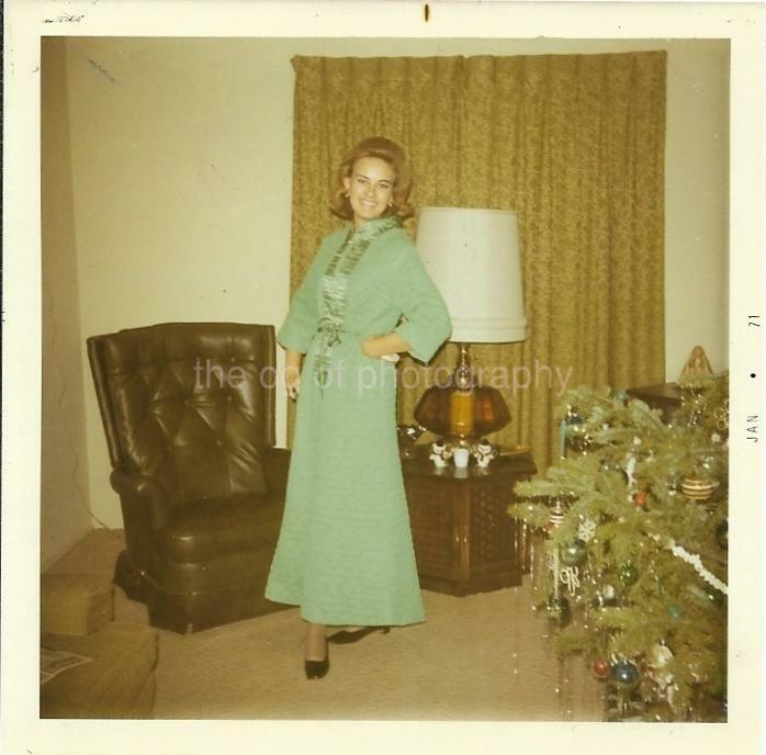 FOUND Photo Poster paintingGRAPH Color PRETTY 1970′s WOMAN Original Snapshot 21 63 K