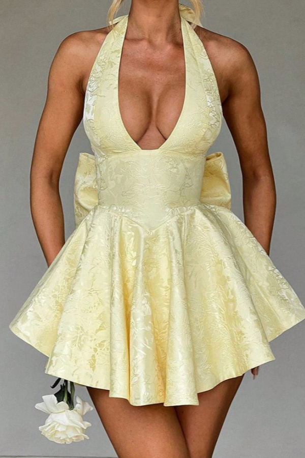 Lussooy Chic Sleeveless Light Yellow Halter Short Homecoming Dress with Bow     