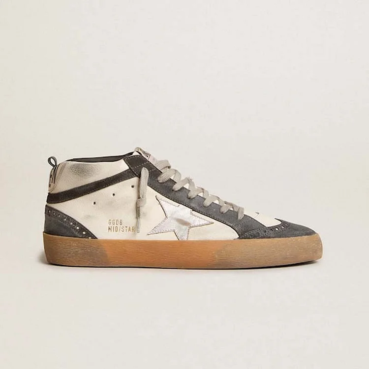 Golden Goose Mid Star de napa con estrella de piel plateada y coma de ante negro