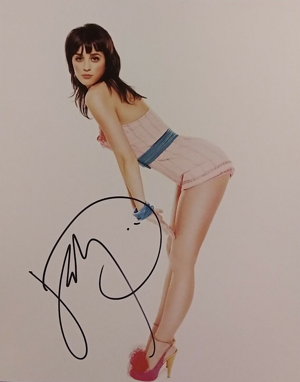 Katy Perry signed 8 x 10