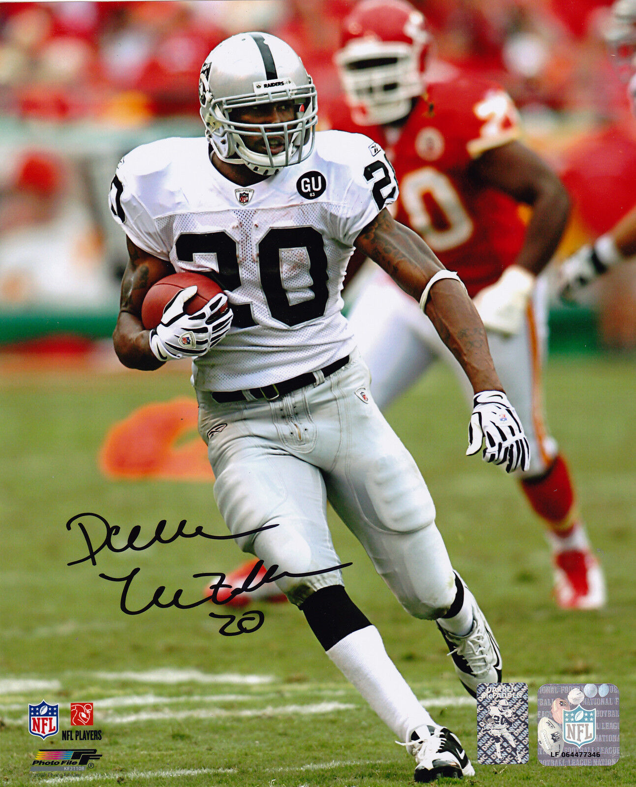 DARREN MCFADDEN OAKLAND RAIDERS ACTION SIGNED 8x10