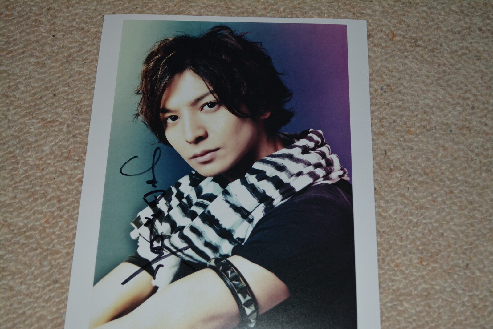 TOMA IKUTA signed autograph 8x10 (20x25 cm) In Person JAPANESE ACTOR Japan