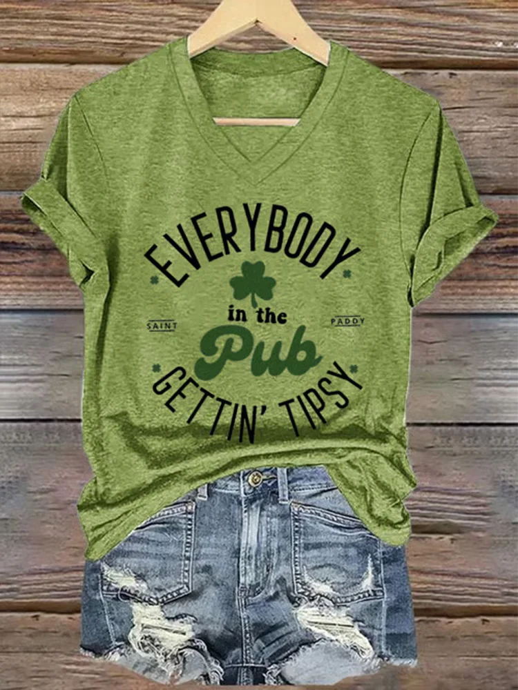 VChics Women's Everybody In The Pub Getting Tipsy St. Patrick's Day Printed V-neck T-shirt