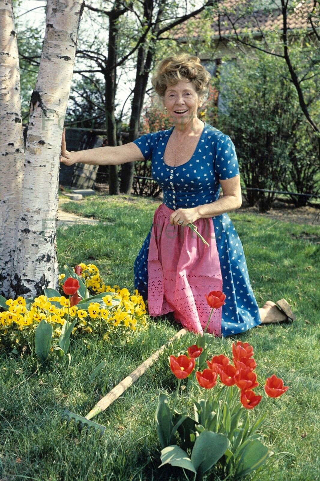 Inge Meysel mit Blumen im Garten - Foto 20 x 30 cm ohne Autogramm (Nr 2-23