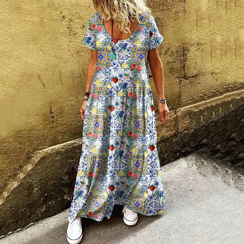 Abito lungo con motivo a frutta estiva in stile resort mediterraneo italiano