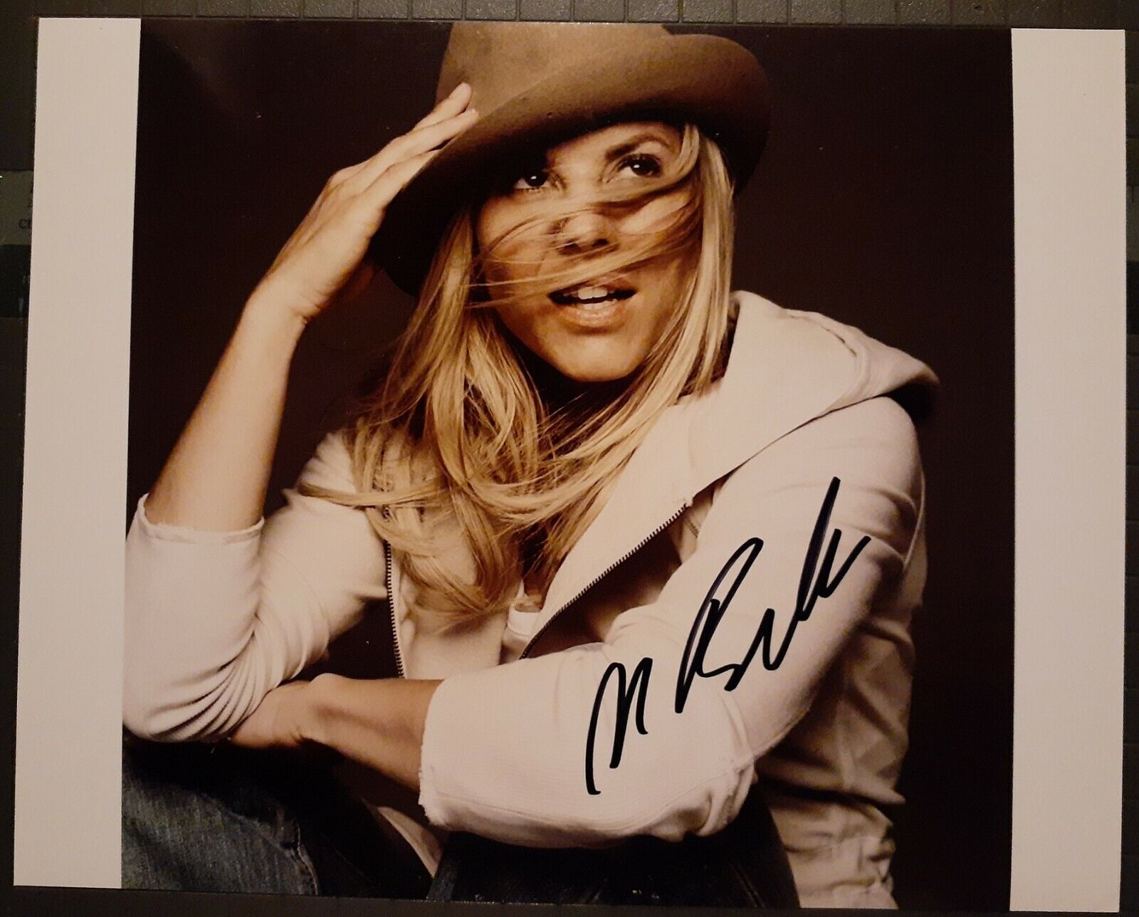 Maria Bello signed 8x10