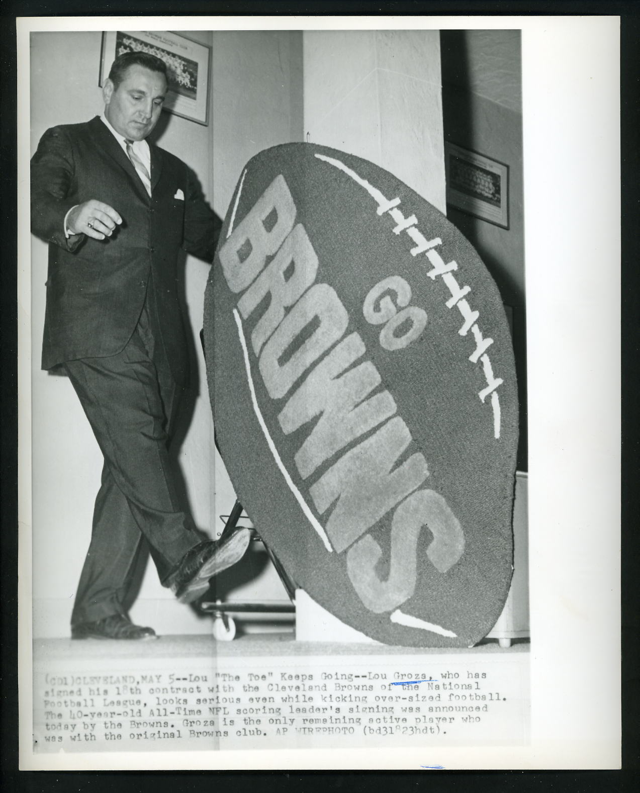 Lou Groza kicking a giant football 1964 Press Wire Photo Poster painting Cleveland Browns