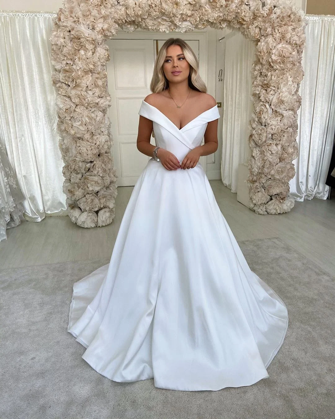 Long Off The Shoulder Sweetheart Backless Wedding Dress With A-line Stain