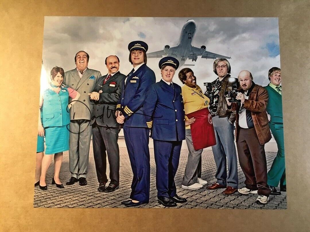 DAVID WALLIAMS GENUINE SIGNED 10X8 Photo Poster paintingGRAPH FROM COME FLY WITH ME