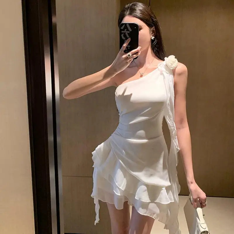 New Women Summer Fashion White Sexy Club Sleeveless Backless Slim Pleated Mini Dress Slanted Shoulder Elegant Party Short Dress Aiertu