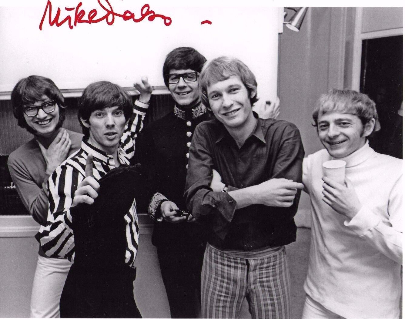 Mike D'Abo Signed 8x10 Photo Poster painting - Singer of group Manfred Mann - RARE!!! H422