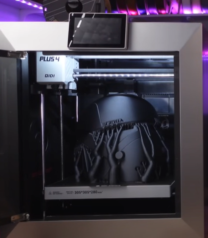 内置头盔模型的3D打印机