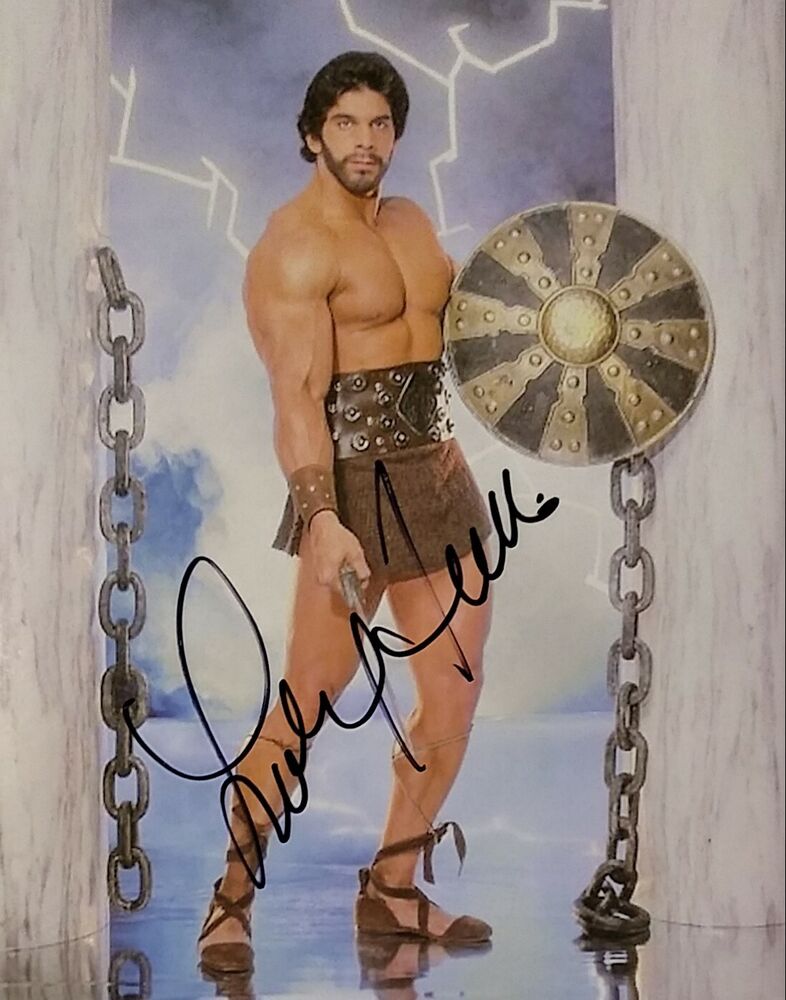 Lou Ferrigno signed 8 x 10