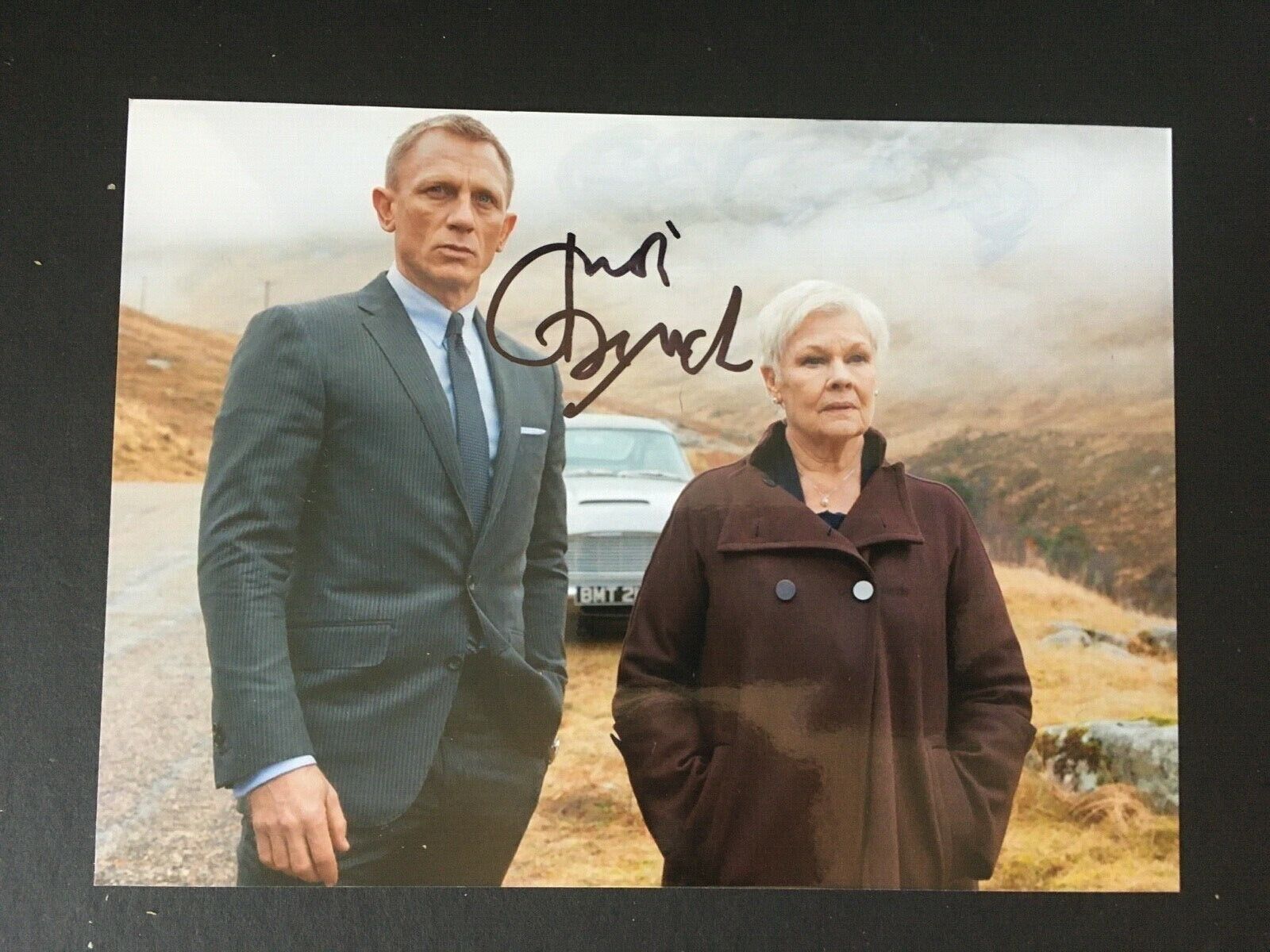 JUDI DENCH - JAMES BOND FILM ACTRESS - EXCELLENT SIGNED COLOUR Photo Poster paintingGRAPH