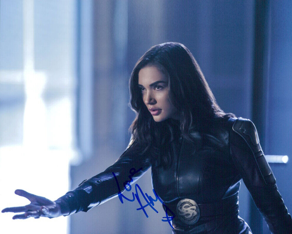 Amy Jackson (Supergirl) signed 8x10 Photo Poster painting Nice